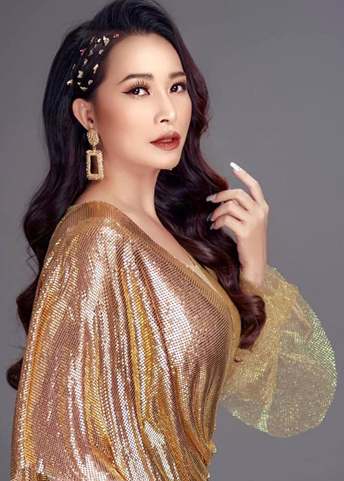 Đan Kim tên thật là Đỗ Phương Uyển, từng đoạt giải tư Tiếng hát truyền hình TP HCM 2001. Trong thời gian này, cô được chú ý nhờ 2 ca khúc “Tình đầu” và “Trái tim mong manh”.