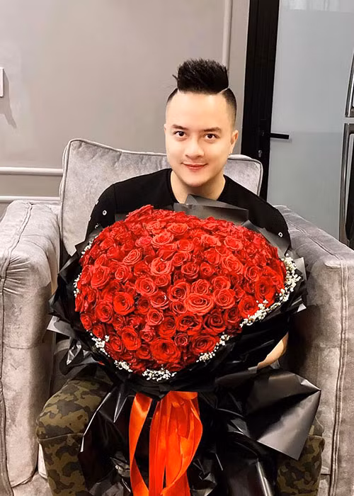 Nam ca sĩ hiện tại tận hưởng cuộc sống độc thân vui vẻ. Anh dành thời gian chăm sóc mẹ, đi du lịch, chạy show, kinh doanh.