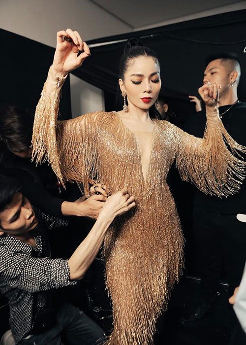 Năm 2018, dư luận xôn xao khi Khắc Tiệp thống kê cát-sê của Lệ Quyên: “Một tháng 4 tỷ ở phòng trà, hai chuyến đi Mỹ trong một năm kiếm 10 tỷ, event và quảng cáo 10 tỷ bằng 68 tỷ tương đương 3 triệu đô”. Sau đó, Lệ Quyên nhanh chóng phủ nhận kiếm được 68 tỷ đồng một năm. Tuy nhiên, nhiều người cho rằng thu nhập của “nữ hoàng phòng trà” chắc chắn ở mức khủng.