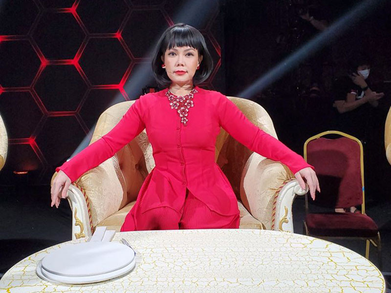 Việt Hương được cho là thu về 80 triệu mỗi lần tham gameshow. Nhiều người cho rằng cô cũng thiệt hại khủng khi showbiz bị đóng băng vì COVID-19. Hiện tại, nữ danh hài chỉ tập trung kinh doanh online.