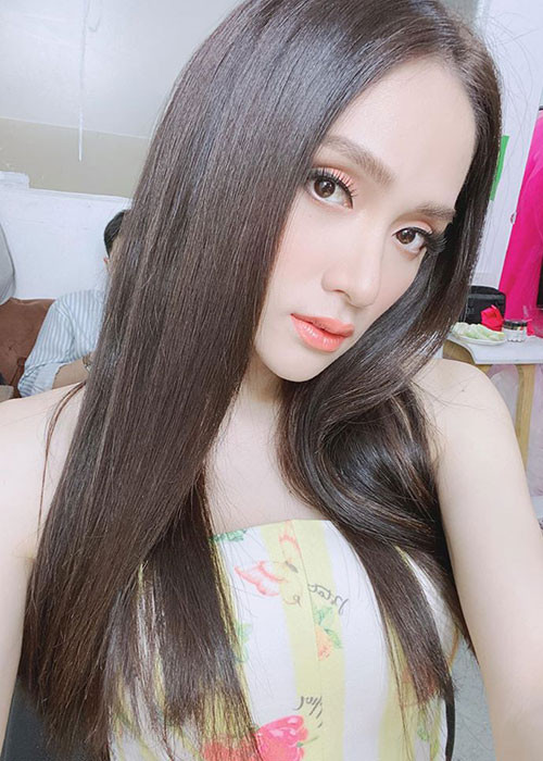 Trước mùa COVID-19, Hương Giang Idol có thu nhập khủng. Theo Vietnamnet, để mời Hương Giang Idol xuất hiện trong tập phát sóng đơn lẻ, nhà sản xuất các chương trình phải bỏ ra vài chục triệu đồng. Riêng chương trình dài tập, cô dễ dàng thu về tiền tỷ.
