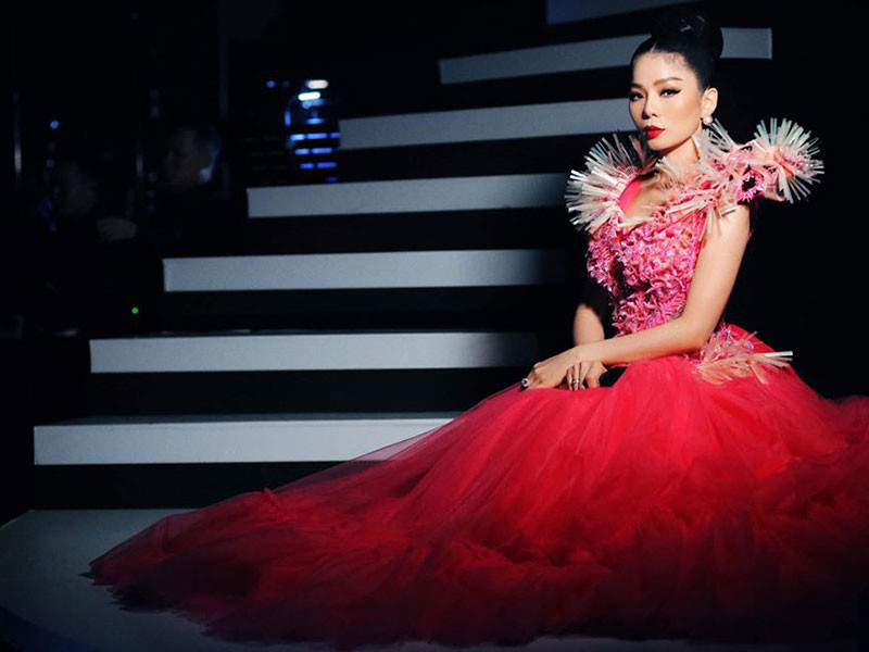 Giữa mùa COVID-19, Lệ Quyên không còn tất bật chạy show nữa mà ở nhà. Gần đây, cô khiến nhiều fan lo lắng vì lộ vẻ gầy gò.