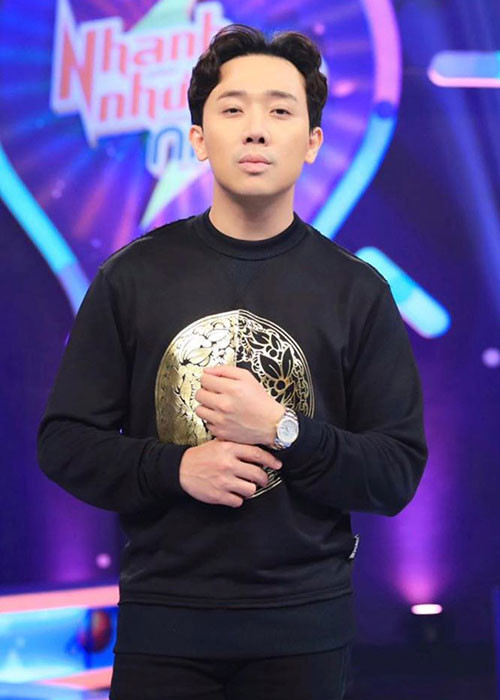 Giống như H’hen Niê, Trấn Thành cũng là sao Việt có thu nhập khủng. Anh làm MC, diễn hài, ngồi ghế nóng các chương trình, có những chuyến lưu diễn, làm Youtube, đăng bài quảng cáo trên fanpage. Tuy nhiên, Trấn Thành hiện tại rảnh rỗi khi các chương trình bị hủy vì COVID-19 và để đảm bảo sức khỏe cho bản thân và cộng đồng, anh ý thức ở nhà, hạn chế ra đường.