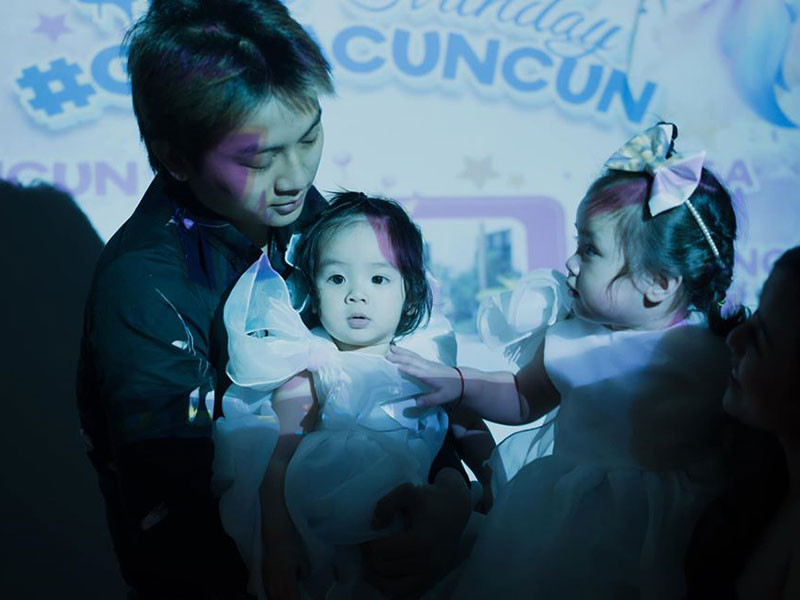 Hoài Lâm vẫn thường xuyên gọi điện thoại cho các con trong khi dưỡng bệnh ở quê.