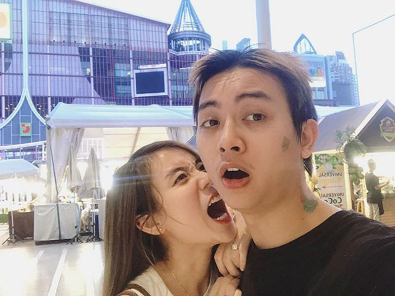 Về phía mình, Hoài Lâm có những động thái chứng tỏ hôn nhân vẫn hạnh phúc. Anh thường xuyên chia sẻ công việc kinh doanh online của vợ và bày tỏ tình yêu dành cho vợ. "Chúc vợ ngày càng xinh đẹp. Ráng chăm con tốt khi chồng không có nhà. Love you so much", Hoài Lâm viết dịp Lễ tình nhân 2020.