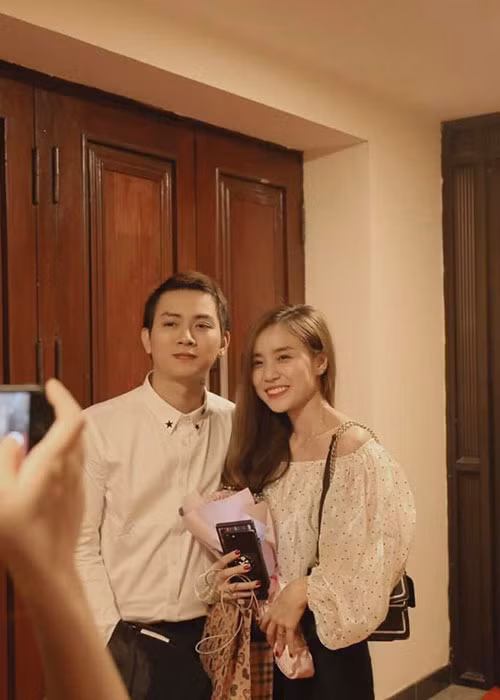 Khi còn đi diễn, nam ca sĩ thường xuyên được bà xã tháp tùng.