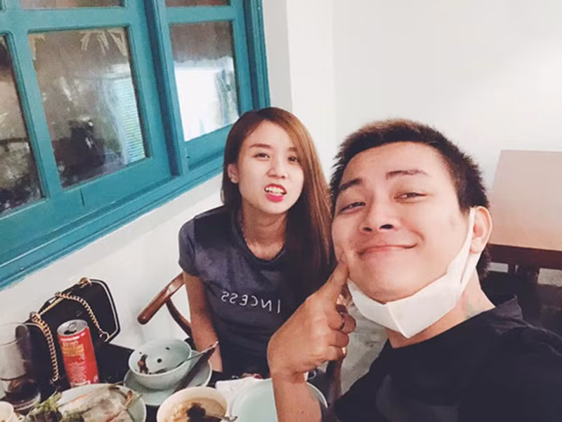 Tình cảm vợ chồng Hoài Lâm dành cho nhau tuy đơn giản nhưng đong đầy yêu thương.