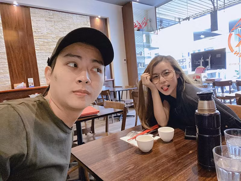 Cindy Lư ủng hộ mọi quyết định của Hoài Lâm. Về phần mình, Hoài Lâm luôn che chở cho vợ, thậm chí tạm ngưng sự nghiệp để bảo vệ vợ.