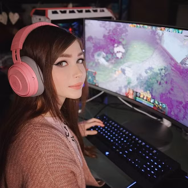 Bên cạnh stream game, hot girl 21 tuổi còn sản xuất vlog. Chủ đề các video của Karina xoay quanh cuộc sống cá nhân hay các bài tập thể hình, chia sẻ tips trang điểm. Mỗi clip cô đăng tải đều thu hút từ hàng trăm nghìn đến hàng triệu lượt xem. Không ít dân mạng bày tỏ họ theo dõi các video vì mê mẩn sắc đẹp của Karina.