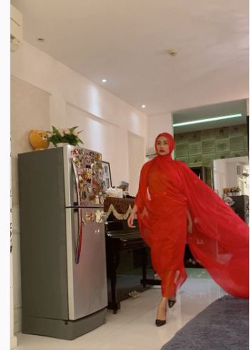 Võ Hoàng Yến gần đây biến nhà thành sàn catwalk.