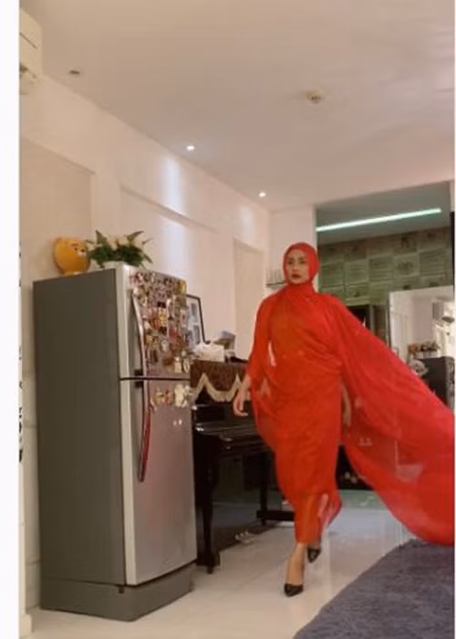 Võ Hoàng Yến gần đây biến nhà thành sàn catwalk.