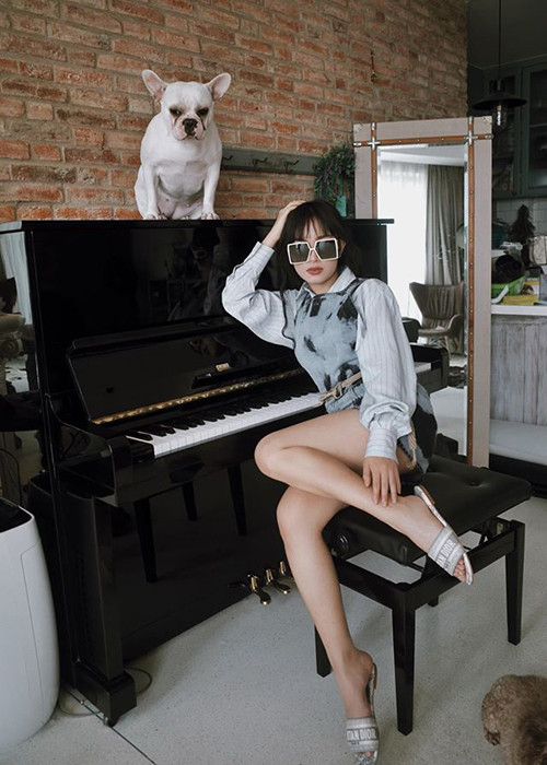 Ở nhà, Châu Bùi vẫn ăn mặc sành điệu để có những bức ảnh sống ảo mùa dịch.