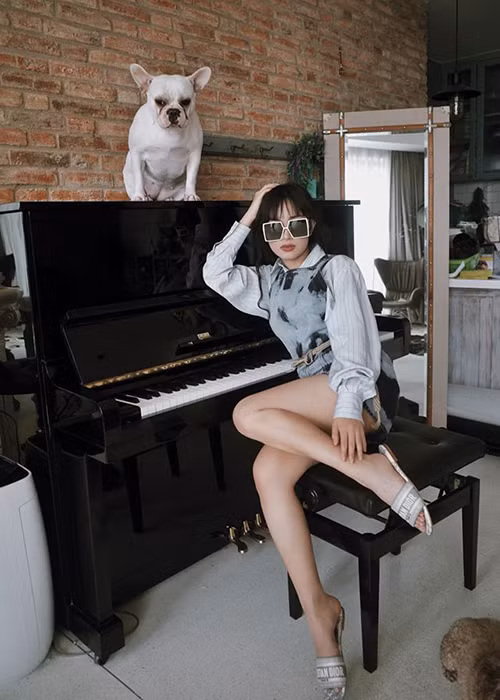 Ở nhà, Châu Bùi vẫn ăn mặc sành điệu để có những bức ảnh sống ảo mùa dịch.