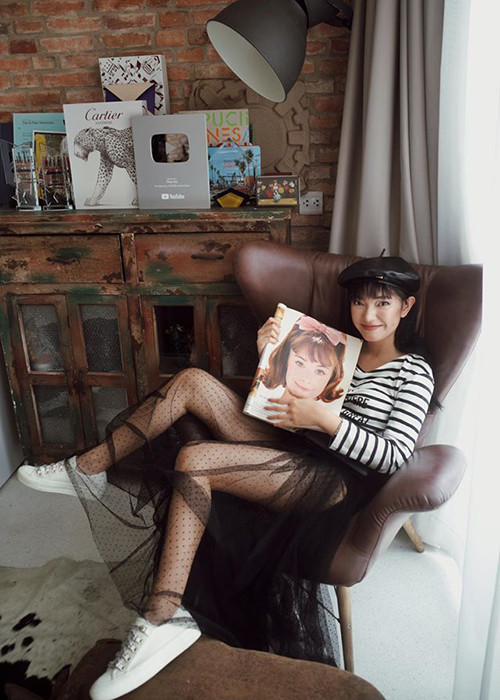 Chia sẻ về công việc thường ngày, Châu Bùi cho hay, cô chuyển hết sang làm online tại nhà. Bên cạnh thời gian làm việc, hot girl còn dành nhiều thời gian tự tập thể dục nâng cao sức khỏe, tập trung ăn uống đủ bữa, đủ chất, ngủ đủ 8-9 tiếng, ngồi thiền, đọc sách, chăm sóc vườn cây, chơi với thú cưng.