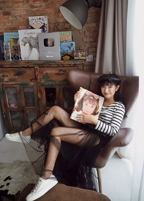 Chia sẻ về công việc thường ngày, Châu Bùi cho hay, cô chuyển hết sang làm online tại nhà. Bên cạnh thời gian làm việc, hot girl còn dành nhiều thời gian tự tập thể dục nâng cao sức khỏe, tập trung ăn uống đủ bữa, đủ chất, ngủ đủ 8-9 tiếng, ngồi thiền, đọc sách, chăm sóc vườn cây, chơi với thú cưng.