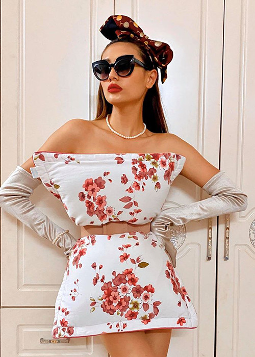 Cô tham gia nhiều trào lưu mùa COVID-19 như biến hình, lấy gối làm váy.