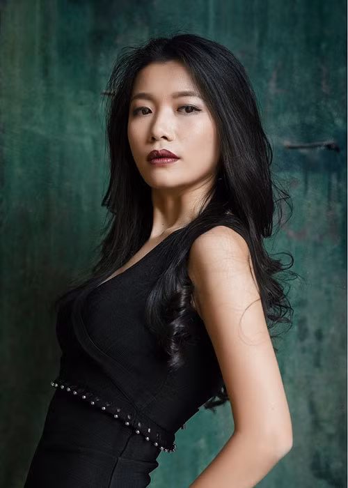 Trà My khoe người muốn có con với cô sở hữu body tuyệt mỹ, học vị tiến sĩ, là chủ công ty khá lớn ở châu Âu, tuổi cũng trưởng thành, tính cách điềm đạm chín chắn, yêu chiều bạn gái hết mực.