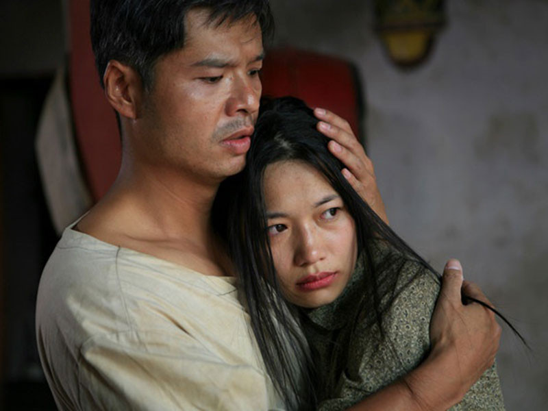 Trong “Thương nhớ ở ai”, Trà My có "cảnh nóng sập giường" với nhân vật Vạn. Cảnh quay này đã gây tranh cãi trái chiều. Ảnh: Zing