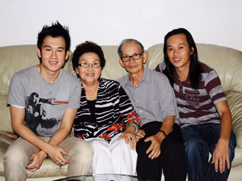 Mẹ của Hoài Linh không để ai thấy quãng thời gian cơ cực vì lúc nào bà cũng hát để chồng con không biết.