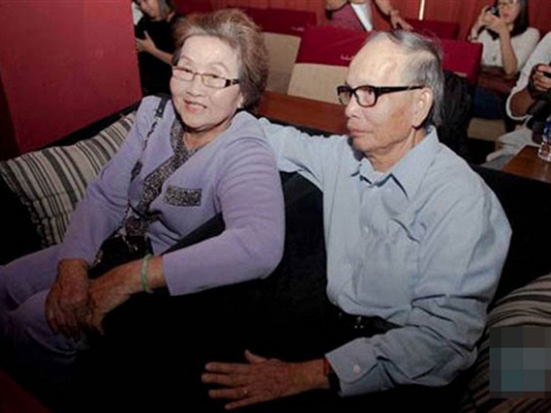 "Chồng tôi có một trăm cái cực tôi ôm của ổng hết. Vậy mà lúc nào về tôi cũng vui cười", mẹ của Hoài Linh chia sẻ trên Vietnamnet. Ảnh: Ngôi sao