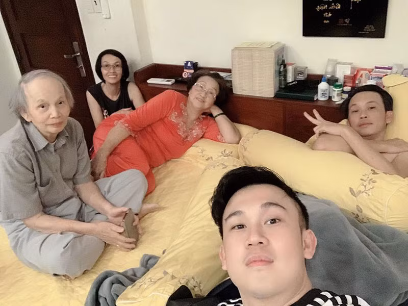 Đại gia đình Hoài Linh đoàn tụ vào các dịp lễ, sự kiện quan trọng.