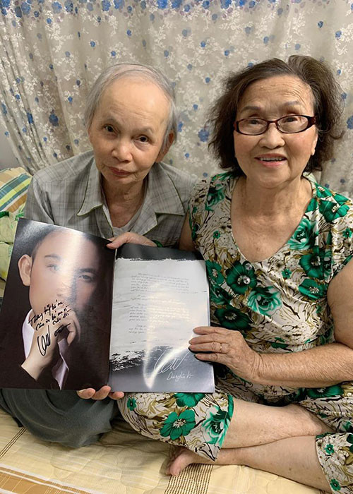 "Hơn 50 năm cưới nhau và 6 đứa con. Giờ vẫn không tách rời một giây phút, người này về Mỹ mà người kia ở lại là sẽ có người bệnh. Người này đi chơi mà không có người kia thì sẽ nhớ da diết chỉ muốn về", em trai Hoài Linh kể.