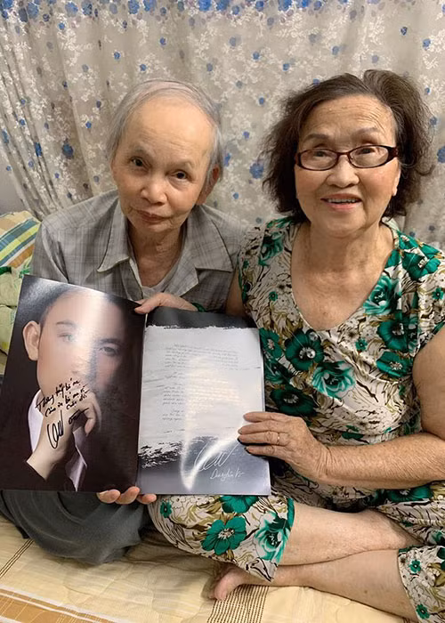 "Hơn 50 năm cưới nhau và 6 đứa con. Giờ vẫn không tách rời một giây phút, người này về Mỹ mà người kia ở lại là sẽ có người bệnh. Người này đi chơi mà không có người kia thì sẽ nhớ da diết chỉ muốn về", em trai Hoài Linh kể.