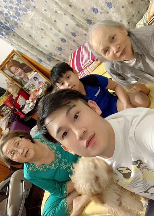 Hiện tại, Hoài Linh ở Việt Nam trong khi bố mẹ của anh sống ở Mỹ.