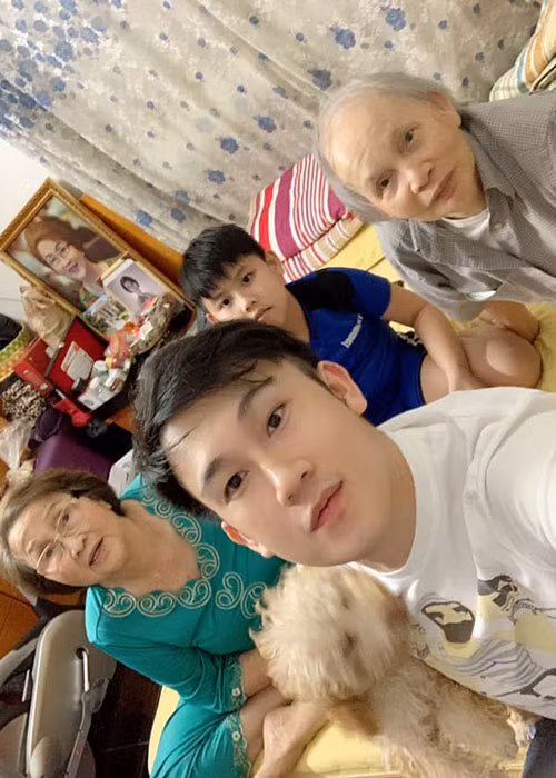 Hiện tại, Hoài Linh ở Việt Nam trong khi bố mẹ của anh sống ở Mỹ.