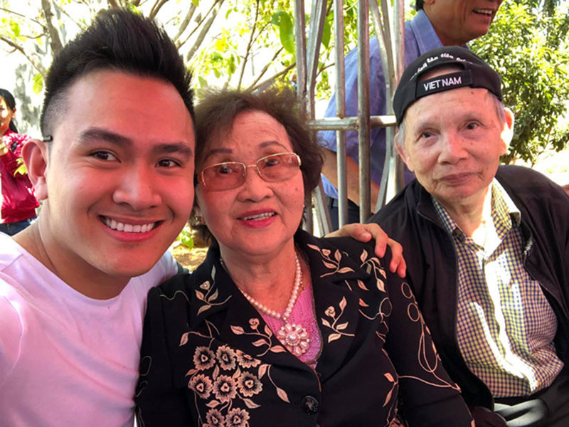Cuộc sống ở tuổi xế chiều của bố mẹ Hoài Linh đầy bình yên.
