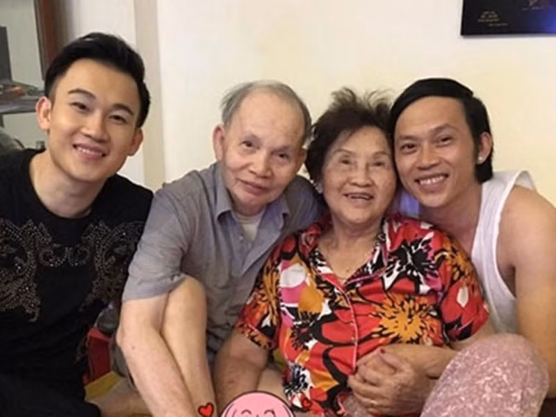 Mẹ của Hoài Linh từng một mình nuôi 5 người con và chăm sóc 2 mẹ đôi bên khi vắng chồng trong 6-7 năm. Bà làm đủ nghề từ hộ sinh, đánh máy, đi cấy cày, buôn bán.