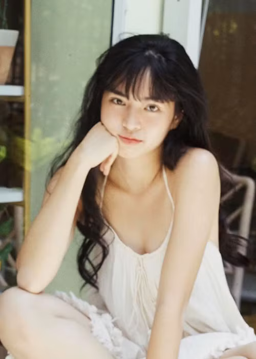 Khánh Vân sinh năm 1995, hơn Jack 2 tuổi. Cô vốn là hot girl má lúm nổi tiếng trên mạng xã hội.