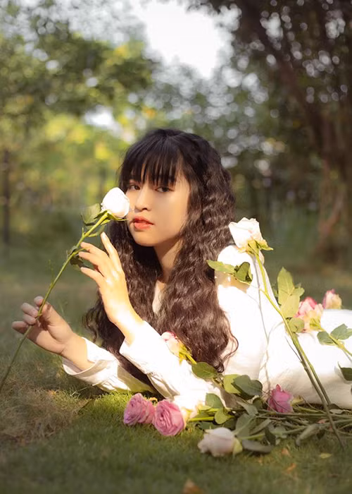 Khánh Vân đốn tim fan khi chụp ảnh cùng hoa hồng.