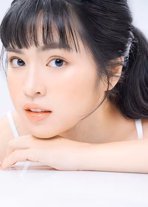 Vẻ đẹp trong veo của Khánh Vân ở tuổi 25.