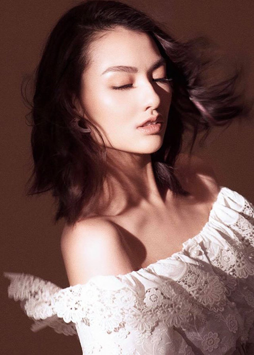 Khi vướng nghi vấn hẹn hò Huỳnh Anh, Hồng Quế cho biết, cô sợ công khai tình cảm rồi tan vỡ.