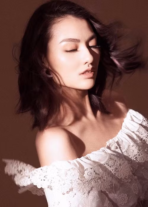 Khi vướng nghi vấn hẹn hò Huỳnh Anh, Hồng Quế cho biết, cô sợ công khai tình cảm rồi tan vỡ.