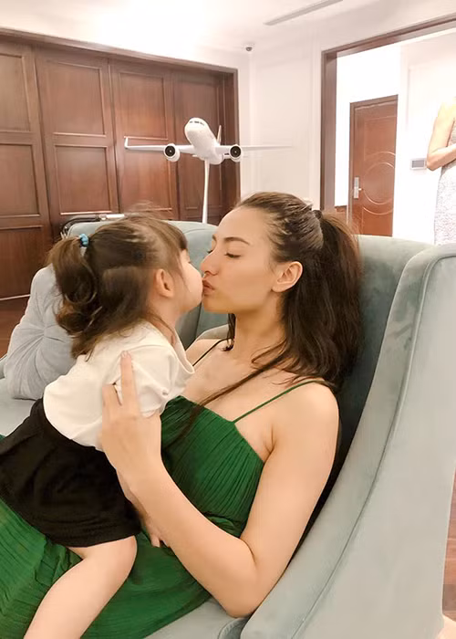 Huỳnh Anh thân thiết với gia đình Hồng Quế, đặc biệt yêu mến con gái riêng của nữ người mẫu.