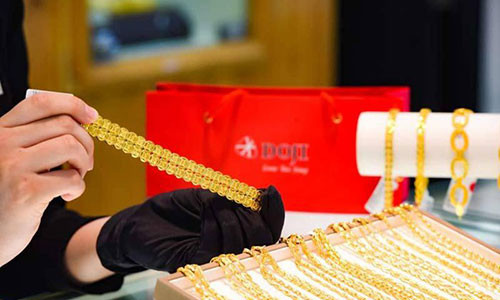 Gia vang hom nay 16/4, vung tren dinh bat chap ap luc ban chot loi