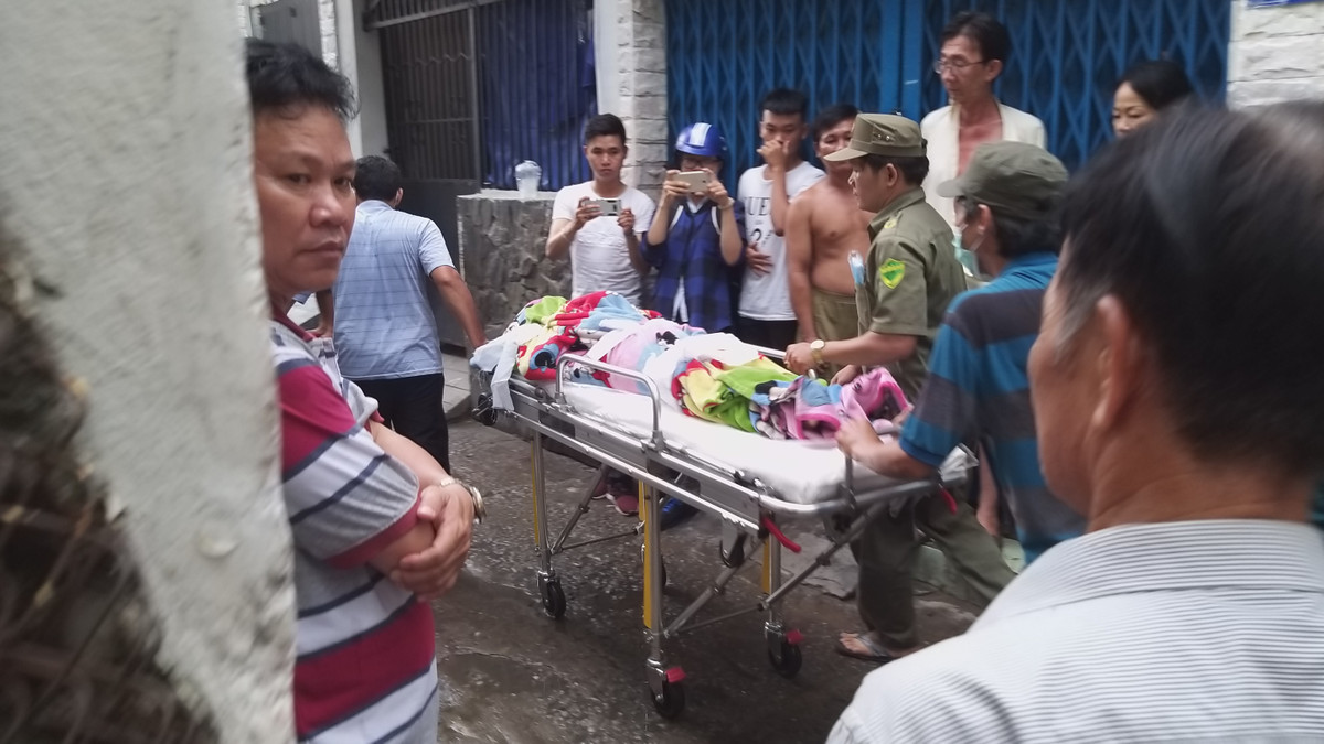 Tại hiện trường, công an tìm thấy 1 con dao 5cm màu vàng nhưng không thấy lưỡi dao và 1 con dao bầu cán gỗ 25cm.