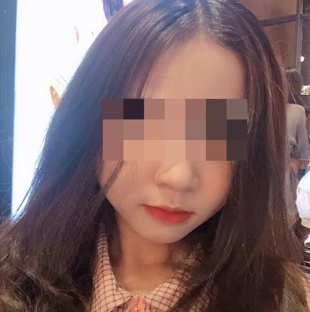 Theo người nhà của Uyên, trước đó, nữ sinh này có xin phép ở lại ôn bài không về quê thăm gia đình vào cuối tuần và đến sáng 8/7, thì bị bạn trai sát hại tại phòng trọ.