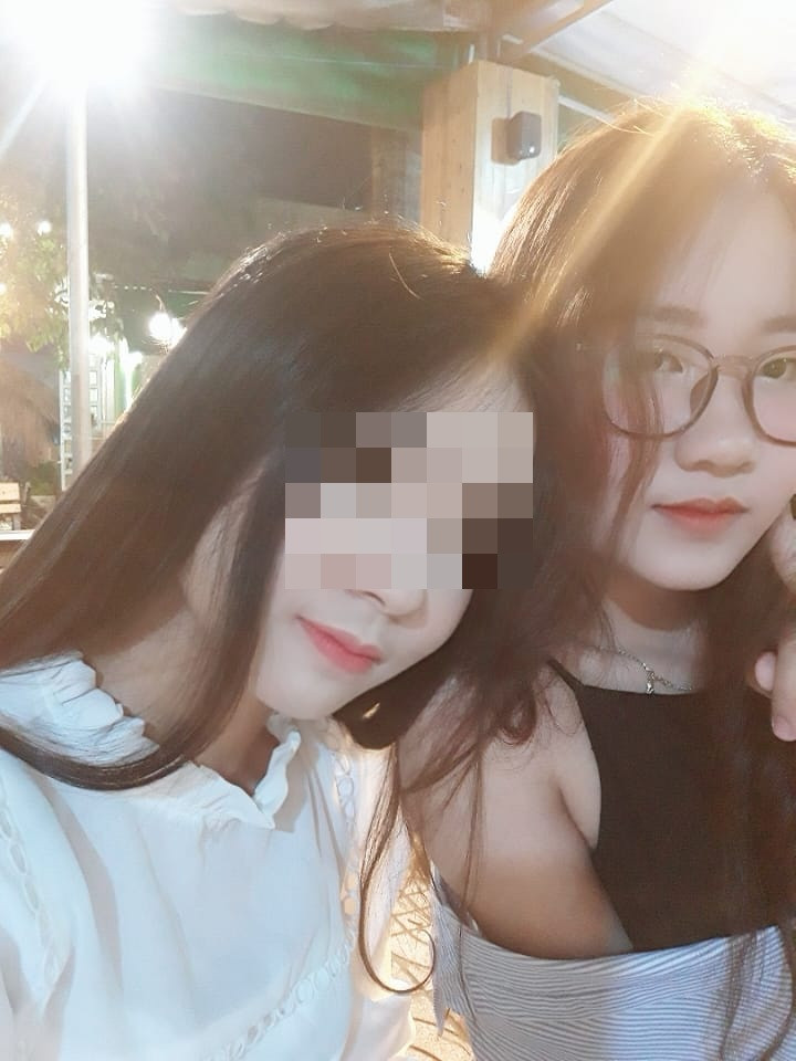 Bạn cùng lớp của nạn nhân chia sẻ: "Uyên là cô gái xinh xắn, sống hòa đồng và năng nổ trong học tập. Nữ sinh thân thiết với một số bạn trong lớp, thường ít tham gia hoạt động của trường. 'Mùa hè xanh' năm nay, Uyên không tham gia, vì vậy khi biết vụ việc, không ai trong lớp dám tin vì nghĩ bạn đã về quê".