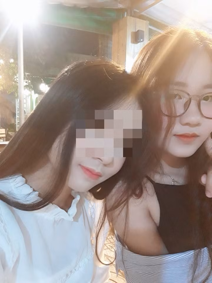 Bạn cùng lớp của nạn nhân chia sẻ: "Uyên là cô gái xinh xắn, sống hòa đồng và năng nổ trong học tập. Nữ sinh thân thiết với một số bạn trong lớp, thường ít tham gia hoạt động của trường. 'Mùa hè xanh' năm nay, Uyên không tham gia, vì vậy khi biết vụ việc, không ai trong lớp dám tin vì nghĩ bạn đã về quê".