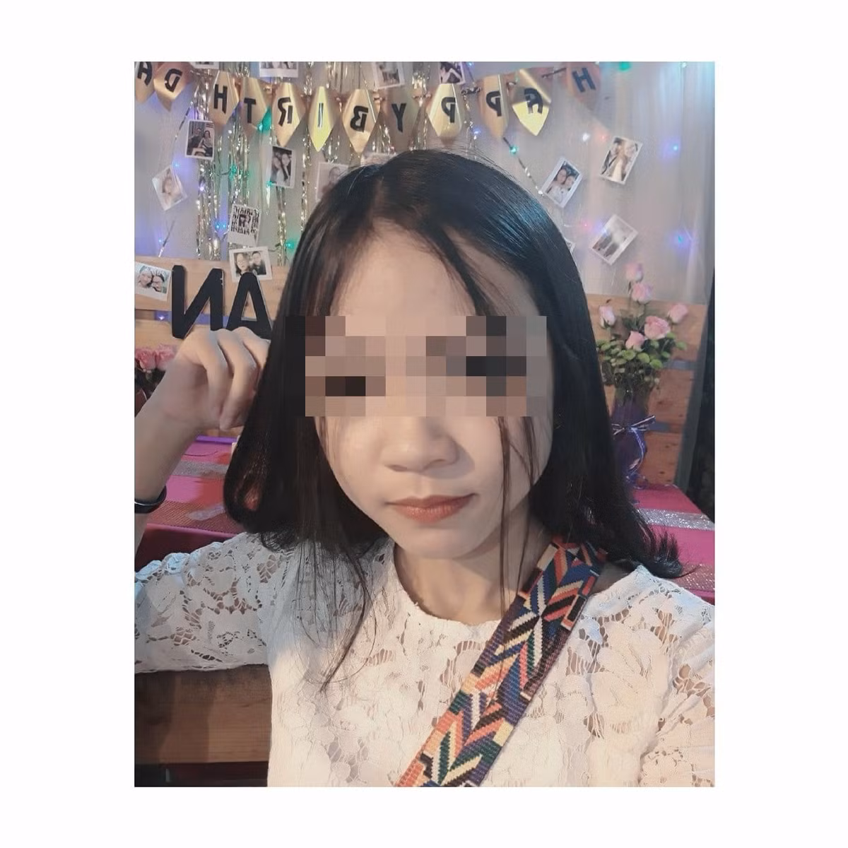 Khi khoanh vùng được nghi can gây án, công an tổ chức thành nhiều tổ truy xét. Lần theo dấu vết, đến tối 8/7, công an tìm thấy xe gắn máy của Tiến tại khu vực bờ kè kênh Nhiêu Lộc - Thị Nghè rồi phát hiện thanh niên này tử vong tại đây.