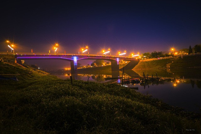 Co gai bo lai doi dep va dien thoai nhay xuong cau, mat tich-Hinh-2