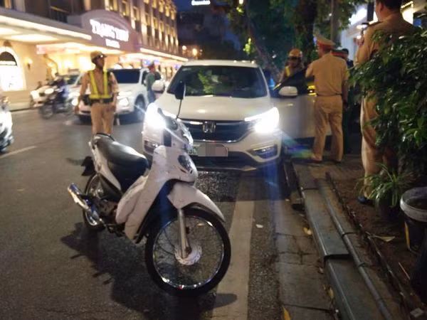 Dung den do roi ngu quen ngay Ho Guom