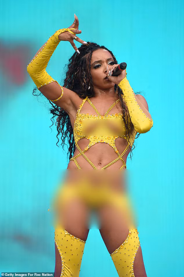 Trang phục khoét xẻ đang là mốt được rất nhiều sao ưa thích.