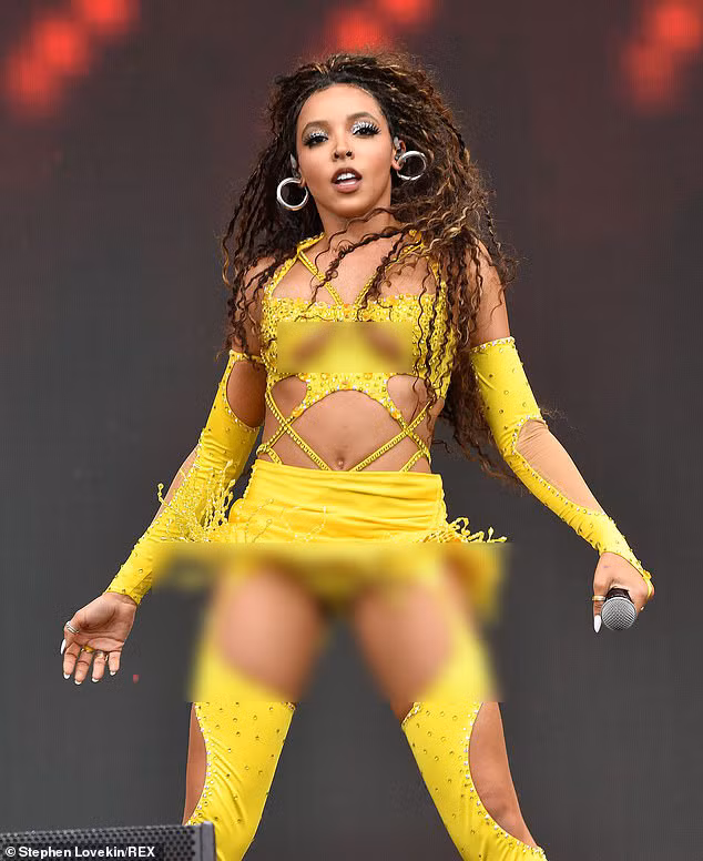 Những đường khoét xẻ táo bạo khoe dáng vóc hoàn hảo của nữ ca sĩ 28 tuổi.