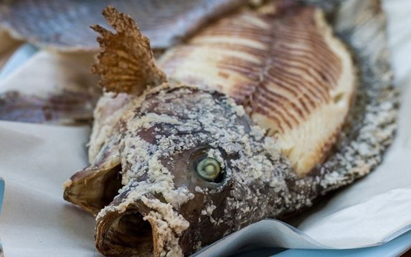 Đây là cách chế biến cá phổ biến thời xưa. Thời điểm đó, thực phẩm không dồi dào, cũng không có tủ lạnh nên việc muối cá để dùng dần rất cần thiết. Ngày nay, việc bảo quản dễ dàng hơn song cá muối vẫn được lựa chọn nhiều bởi hương vị đậm đà, cảm giác dai dai thú vị khi ăn.