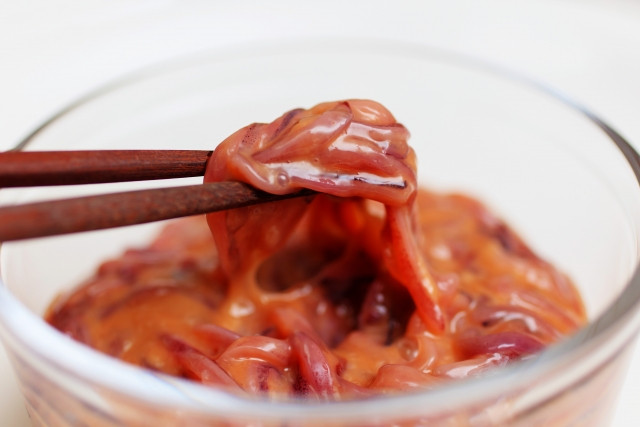 Hải sản, thường là những con mực nhỏ được ướp trong hỗn hợp muối và nội tạng của chính chúng, sau đó để len men từ một tuần đến 10 ngày. Chúng nhớp nháp và nặng mùi.