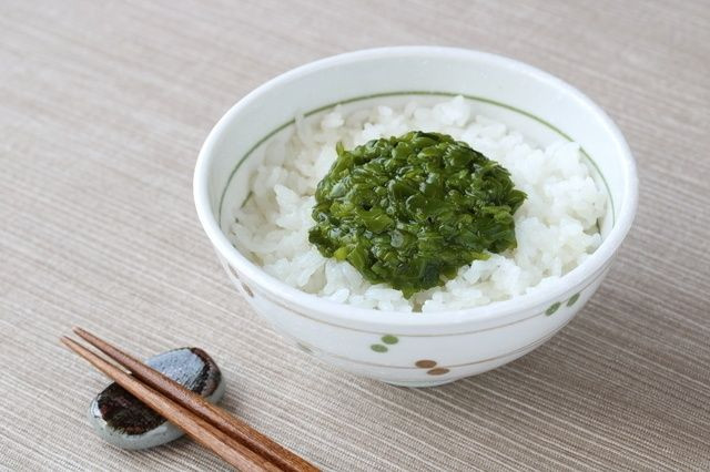 Người ta thường ăn mekabu với cơm trắng, rất ngon miệng, nhưng không phải ai cũng sẵn sàng ăn một thứ nhầy nhụa như vậy.